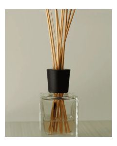 Room and office fragrance with the scent of Arabian oud. From the Luna brand.